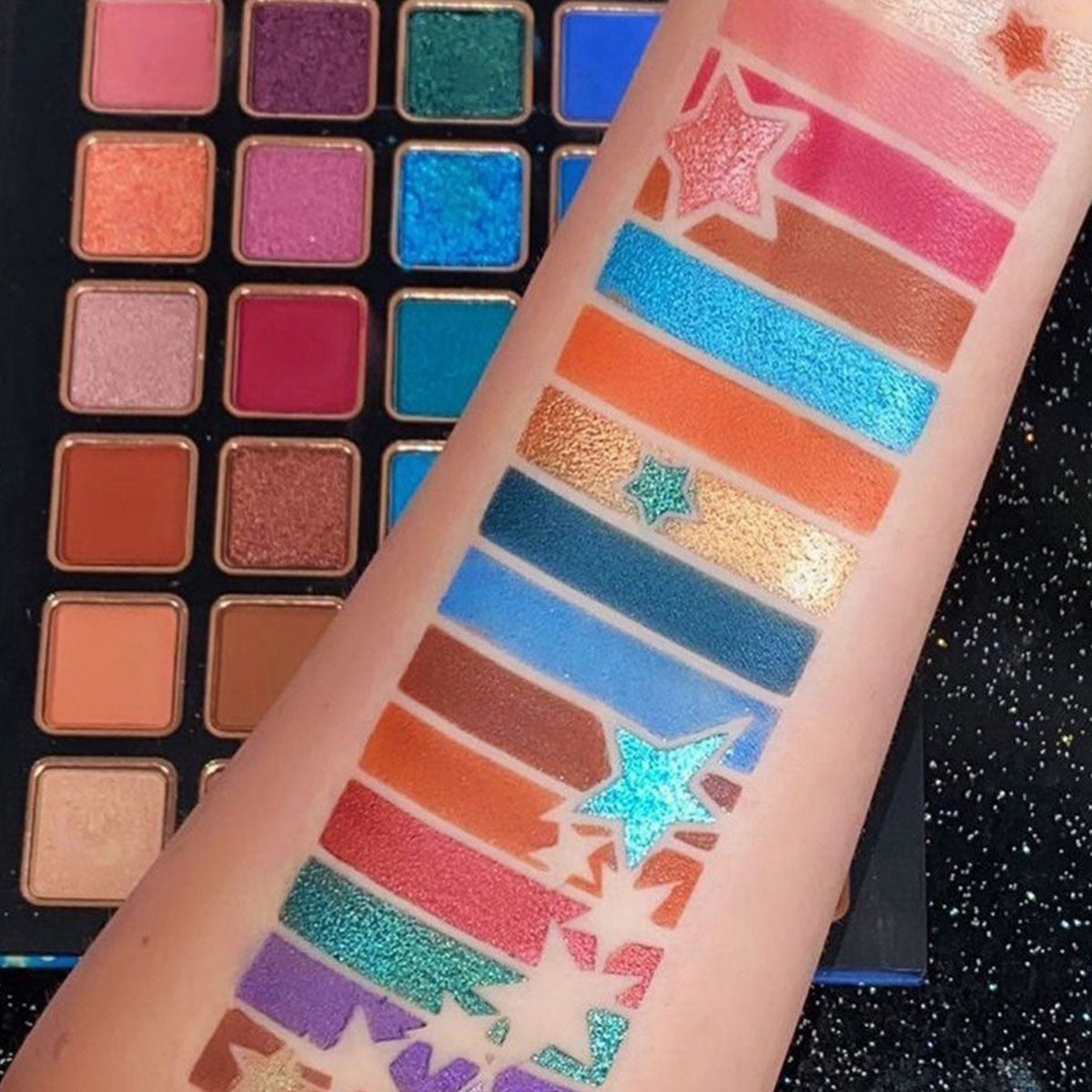 Overzicht van de 35 "All Star" kleuren van Bellapierre, van diepe aardetinten tot sprankelende highlights, geschikt voor alle oogkleuren.