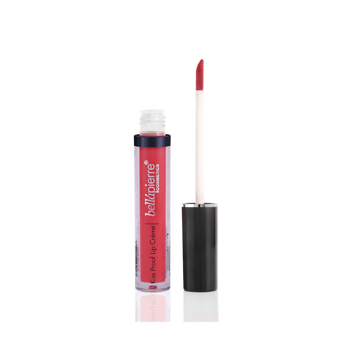 De zachte applicator van de Bellapierre Kiss Proof Lip Crème voor een strakke en gemakkelijke aanbreng van de Aloha lipkleur.