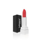 Close-up van de Bellapierre Matte Fire Red Lipstick textuur, geformuleerd met natuurlijke waxen en minerale pigmenten voor een matte look.