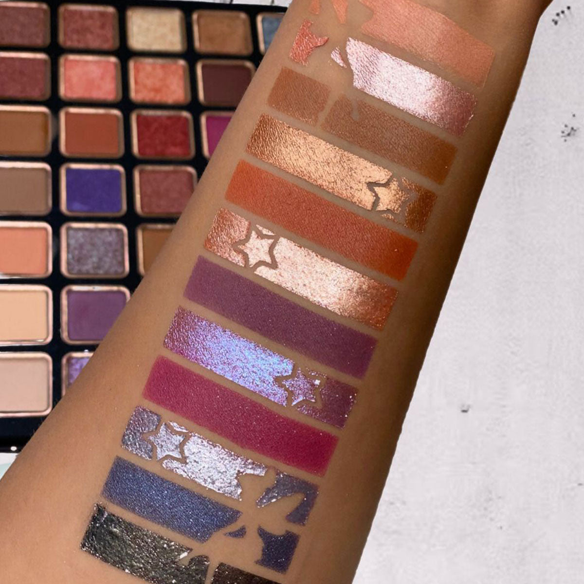 Bellapierre Ultimate Nude palette, variërend van matte finishes tot subtiele shimmers.