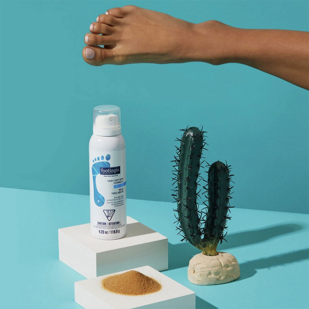 Footlogix Very Dry Skin Formula productfoto met een voet en een cactus, symbolisch voor de verzorging van een extreem droge en ruwe huid.