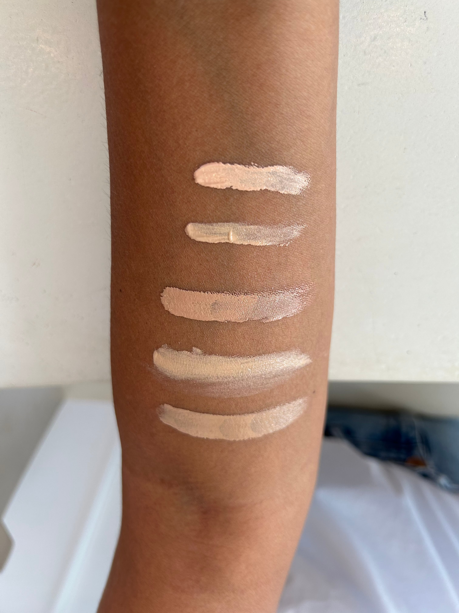 Swatches op de arm van de Bellapierre Derma Renew BB Cream in de kleuren Light, Light Cool en Medium bij Tres Belle.